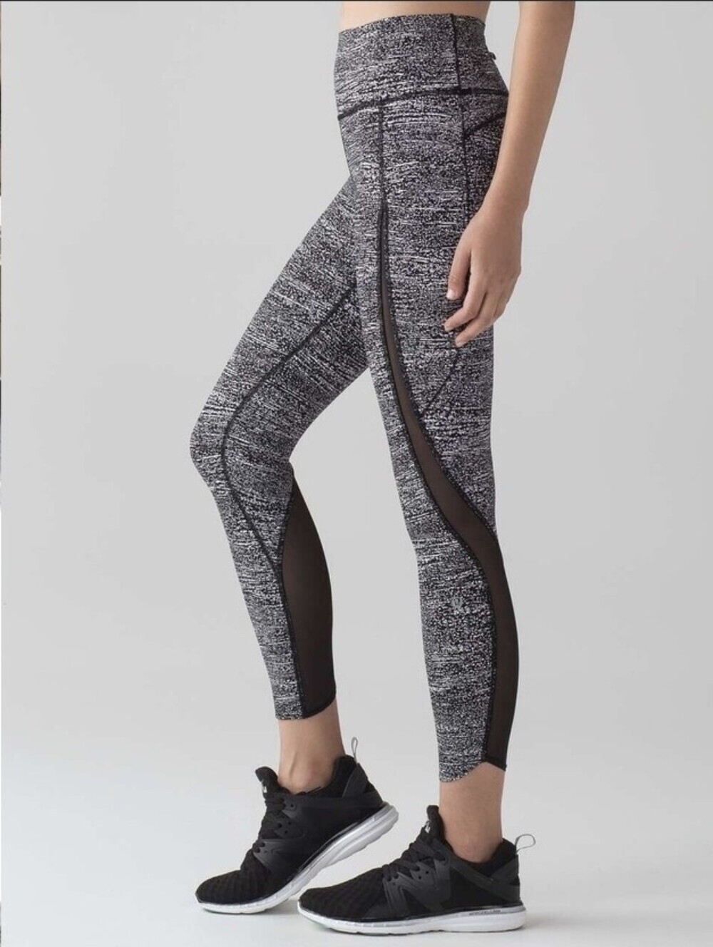 Lululemon Pace Perfect 7/8 Tight 25" | Air Time White Black / Black | Size 4 - Picture 5 of 6